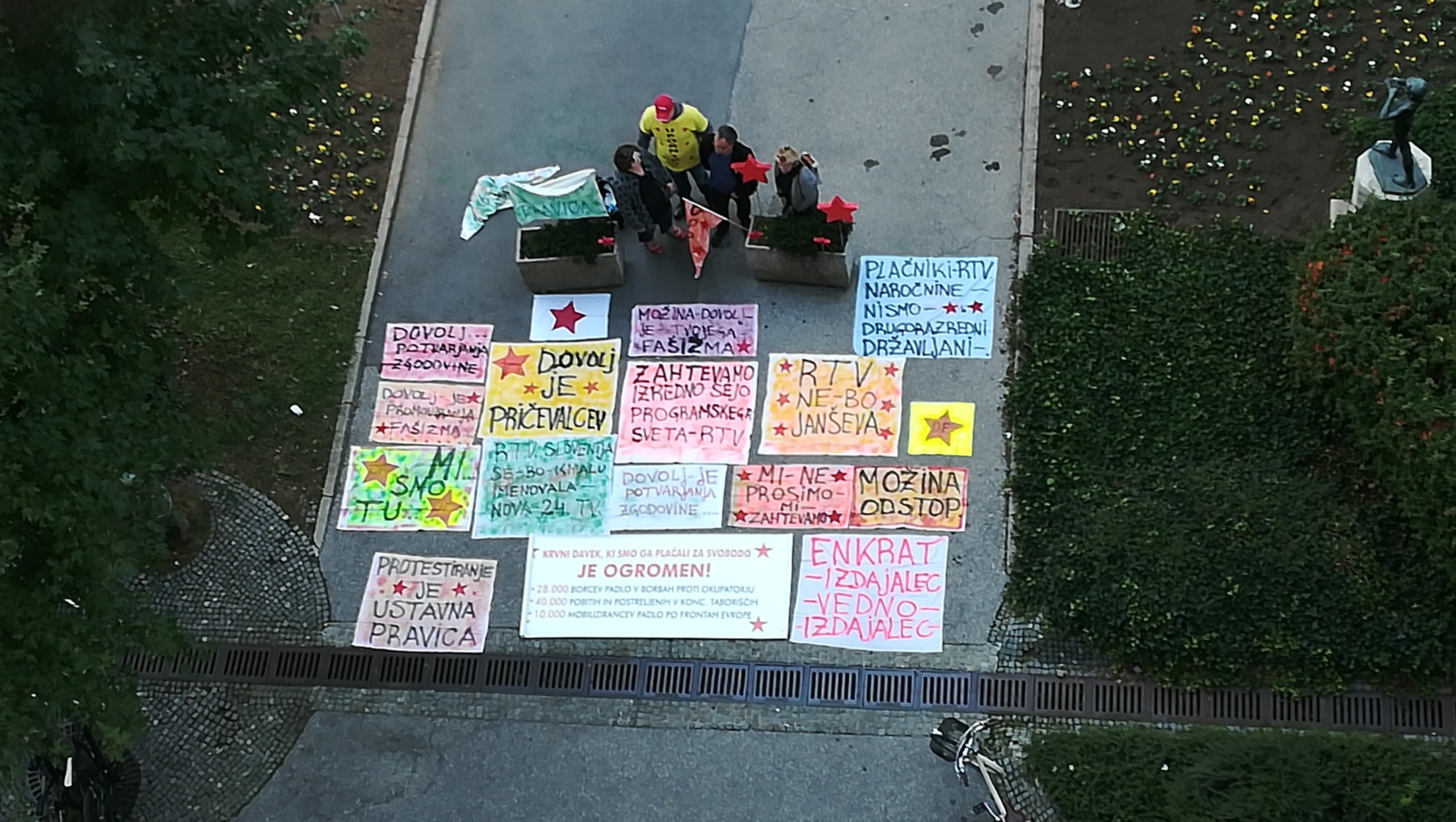 Hujskaški skrajneži pred vrati poslovne stavbe RTV